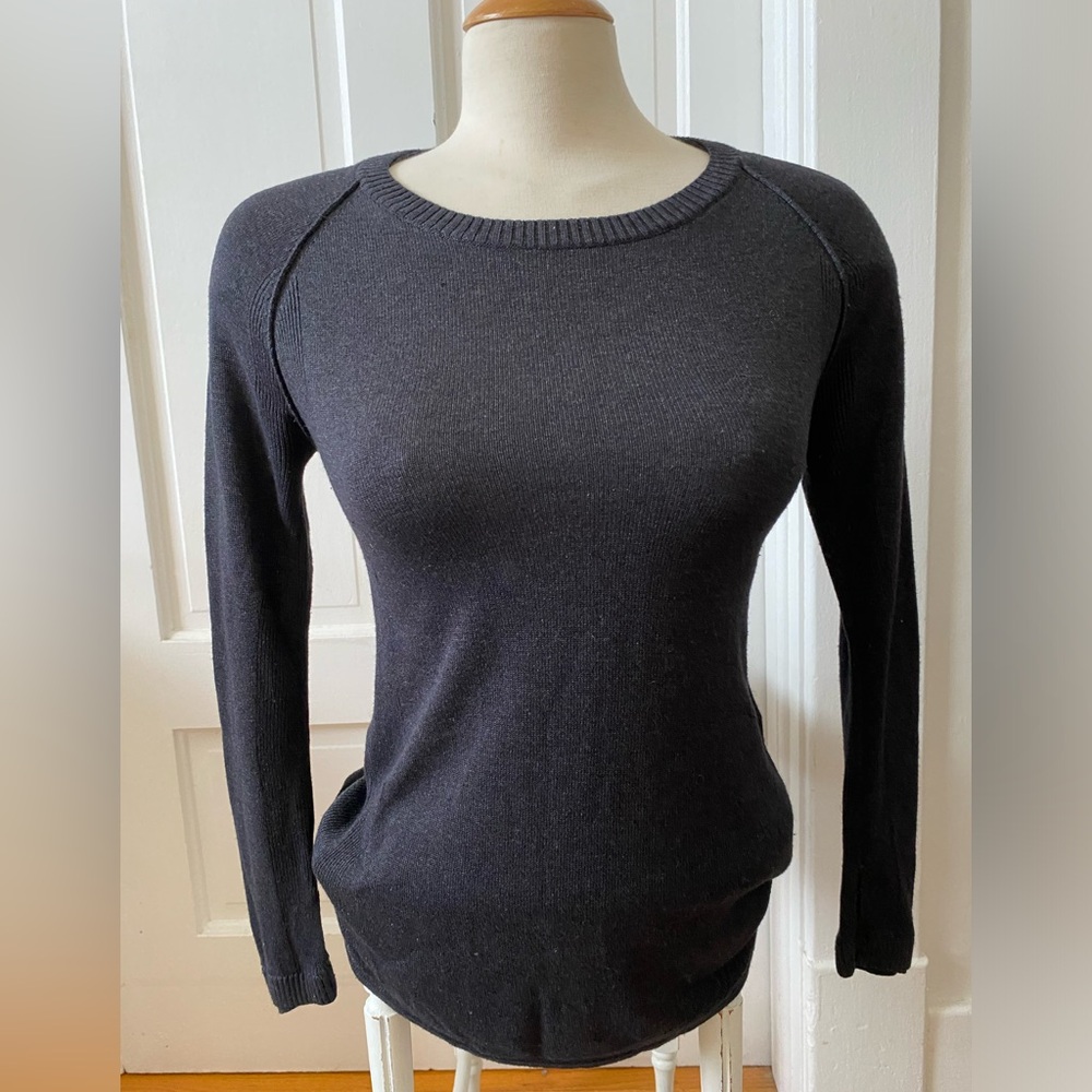 Lululemon Sunshine Coast black fitted sweater with thumb holes. Size small?
